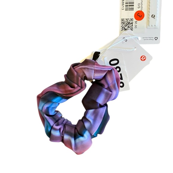 NWT Lululemon uplifting scrunchie PURPLE - Picture 3 of 5